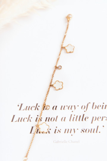 Un bracelet avec une chaîne avec des fleurs or-Blanc