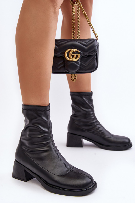 Bottes pour femmes Sur un talon bas couleur noire Aphroteia