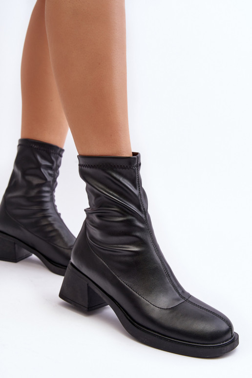 Bottes pour femmes Sur un talon bas couleur noire Aphroteia