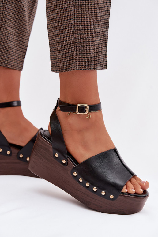 Sandales pour femmes Sur un coin Ze couleur doréemi Goujons couleur noire Galorina