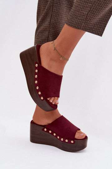 Pantoufles à plateforme en simili daim de couleur bordeaux Helivina