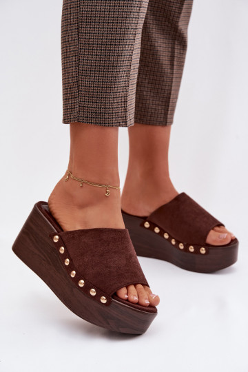 Pantoufles à plateforme en simili daim de couleur marron Helivina