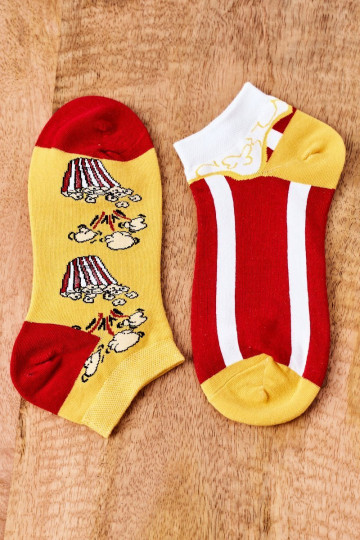 Chaussettes invisibles une paire de designs différents avec du pop-corn couleur jaune-rouge