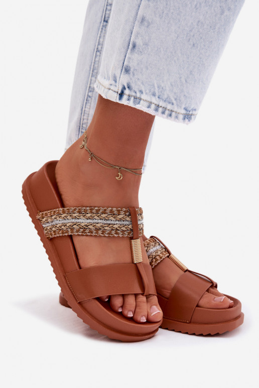 Pantoufles pour femmes avec une plateforme avec des bandes I couleur doréem Detalem marron Tahlia