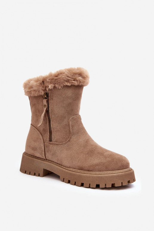 Bottes en daim Féminin avec un manteau de fourrure beige Hasiva