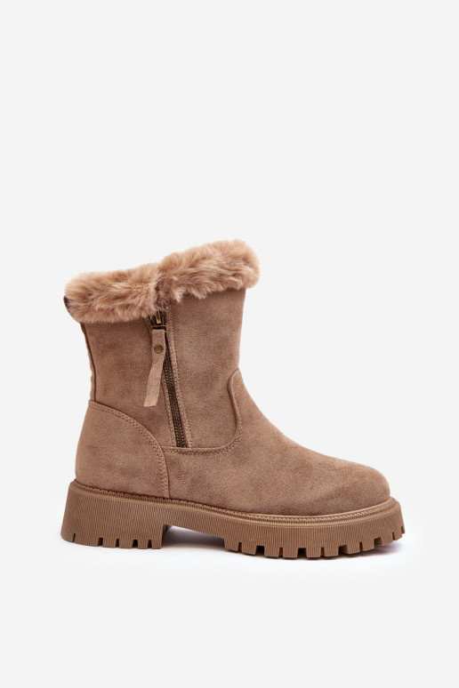 Bottes en daim Féminin avec un manteau de fourrure beige Hasiva