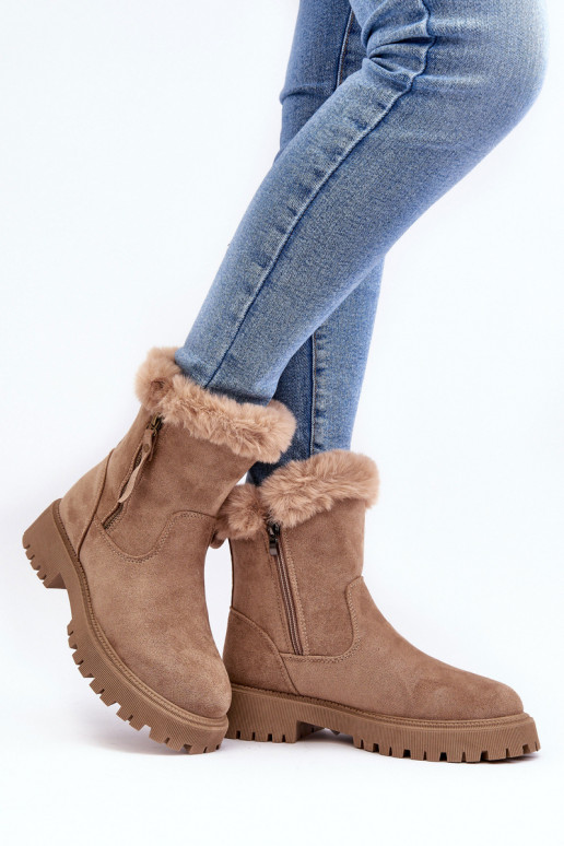 Bottes en daim Féminin avec un manteau de fourrure beige Hasiva