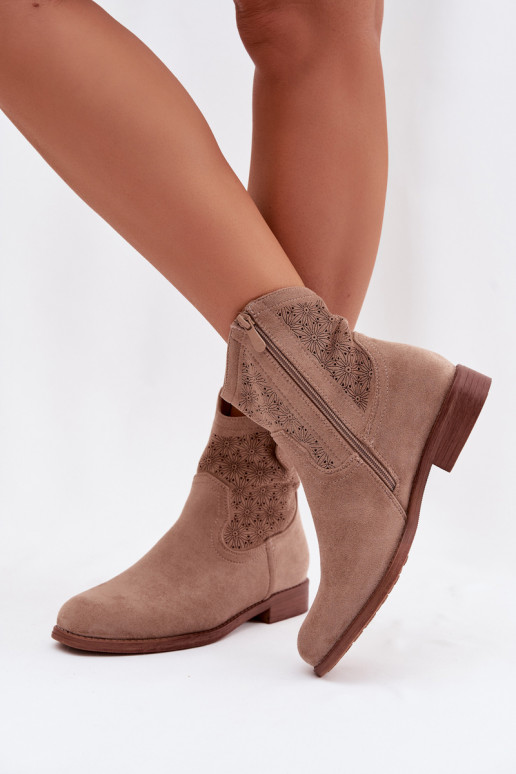 Bottes pour femmes avec des talons larges avec des éléments ajourés S.Barski HY61-8025 beige
