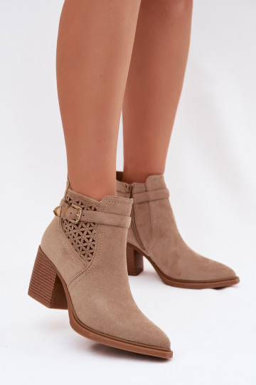 avec des éléments ajourés Bottes pour femmes Ajourém Un exemple I Złotą avec boucles beige Deloriah 2