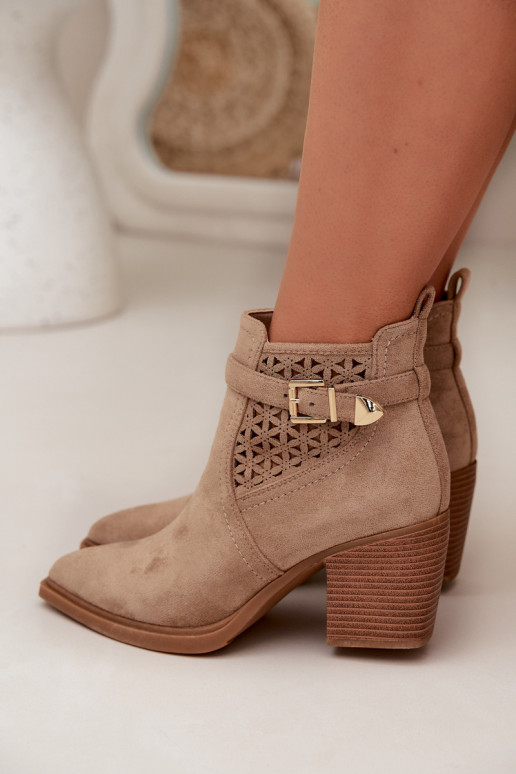 avec des éléments ajourés Bottes pour femmes Ajourém Un exemple I Złotą avec boucles beige Deloriah