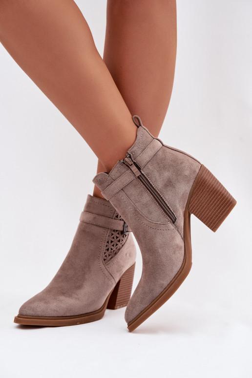 avec des éléments ajourés Bottes pour femmes Ajourém Un exemple I Złotą avec boucles beige Deloriah