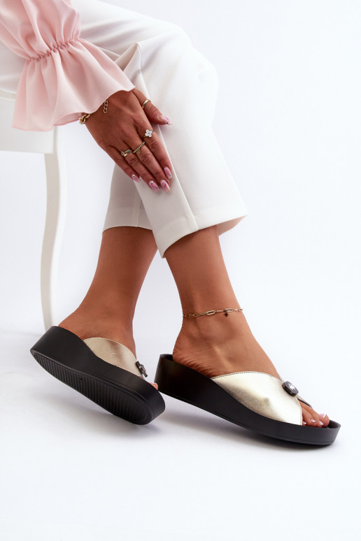 Pantoufles en cuir Féminin avec des ornements couleur dorée S.Barski KV27-027