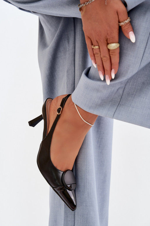 Sandales pour femmes avec des talons fins Avec des décorations Detalem couleur noire Il fautriae