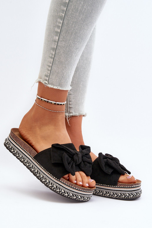 Pantoufles pour femmes avec une plateforme avec des rubans couleur noire Evatria