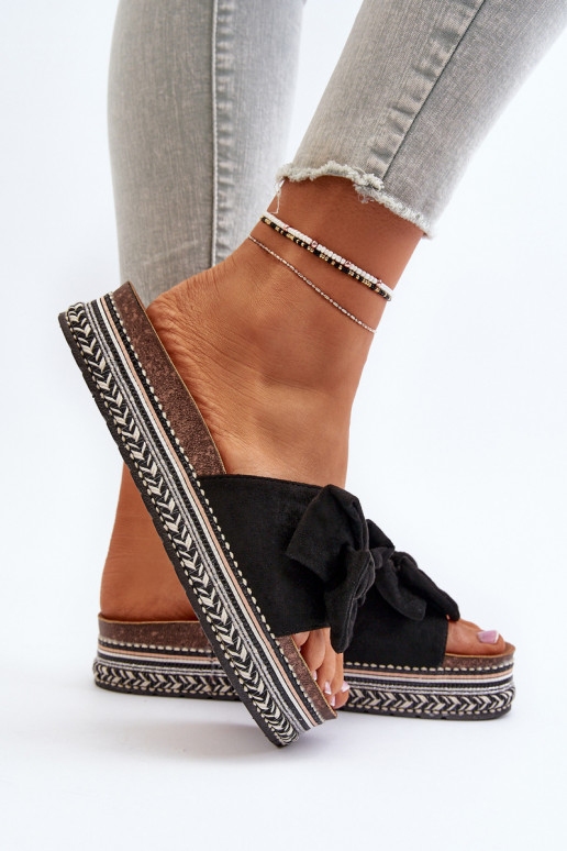 Pantoufles pour femmes avec une plateforme avec des rubans couleur noire Evatria