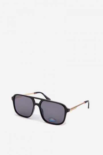 Des lunettes de soleil FémininFiltrem UV couleur noire