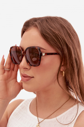 Des lunettes de soleil Féminin aux yeux brillants marron 2
