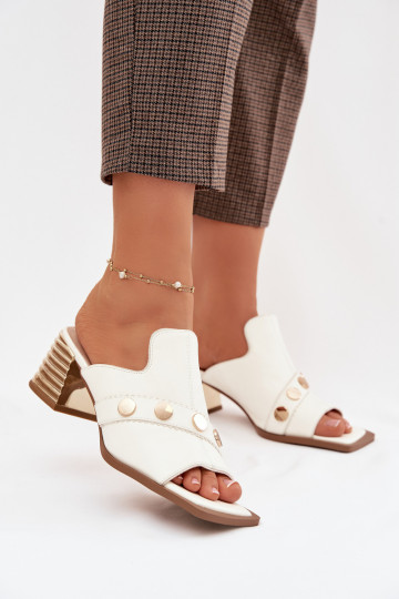 Pantoufles en cuir avec des talons avec des talons décorés D&A CR61-3063 couleur blanche 2