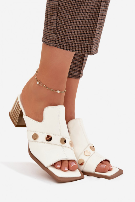 Pantoufles en cuir avec des talons avec des talons décorés D&A CR61-3063 couleur blanche