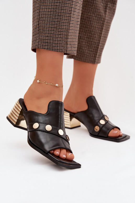 Pantoufles en cuir avec des talons avec des talons décorés D&A CR61-3063 couleur noire