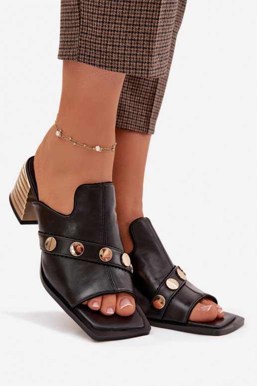 Pantoufles en cuir avec des talons avec des talons décorés D&A CR61-3063 couleur noire