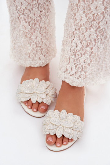 Chaussons pour femmes couleur blanche avec décoration Grelora