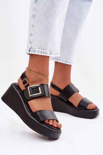 Sandales pour femmes avec une plateforme Avec des décorations Detalem couleur noire Nelira