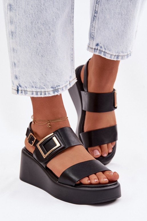 Sandales pour femmes avec une plateforme Avec des décorations Detalem couleur noire Nelira