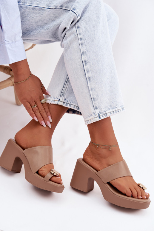 Pantoufles pour femmes Activé SłupkoÀym Obcasie Ze couleur doréem Detalem beige Sinora