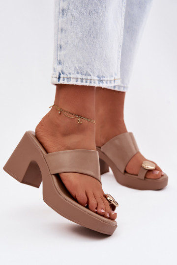 Mules pour femmes avec talon en forme de colonne et détails dorés sable Sinora 2