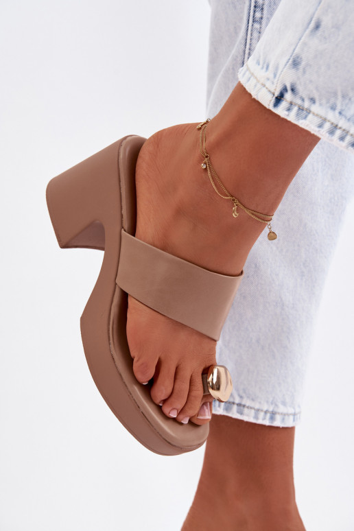 Pantoufles pour femmes Activé SłupkoÀym Obcasie Ze couleur doréem Detalem beige Sinora