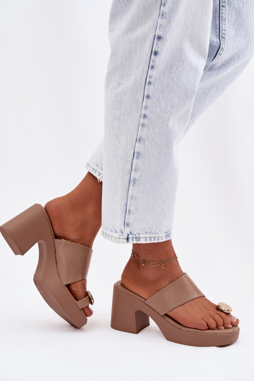 Pantoufles pour femmes Activé SłupkoÀym Obcasie Ze couleur doréem Detalem beige Sinora