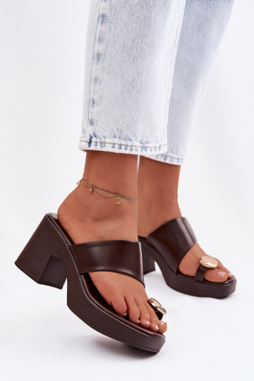 Mules pour femmes avec talon en forme de colonne et détails dorés chocolat Sinora 2