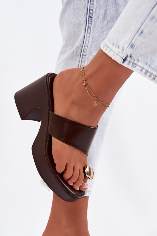 Pantoufles pour femmes Activé SłupkoÀym Obcasie Ze couleur doréem Detalem CzekoladoÀe Sinora