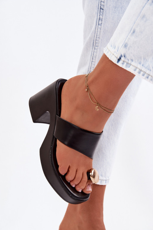 Pantoufles pour femmes Activé SłupkoÀym Obcasie Ze couleur doréem Detalem couleur noire Sinora