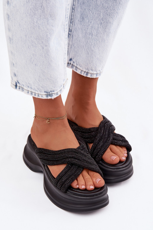 Pantoufles pour femmes avec une plateforme Ze Zdobionymi Paskami couleur noire Eslira