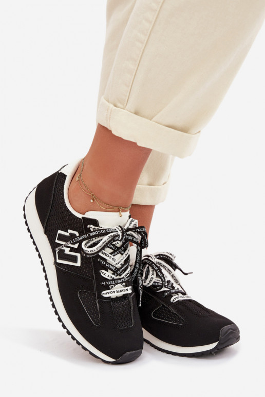 Chaussures modèle baskets Féminin Avec des décorations Laçagem couleur noire Henira