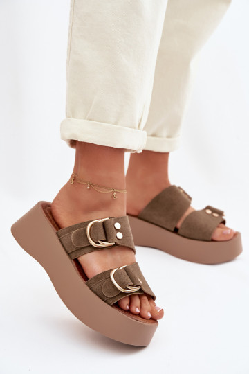Chaussons femme à plateforme et boucles dorées couleur verte Nelirae