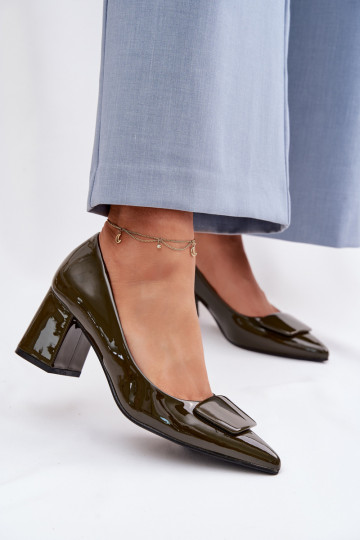Chaussures avec effet vernis et talons ornés couleur chaki Isoline