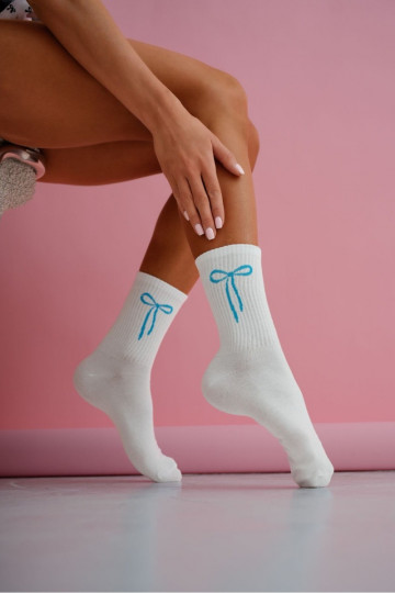 Chaussettes pour femmes blanches avec un nœud bleu