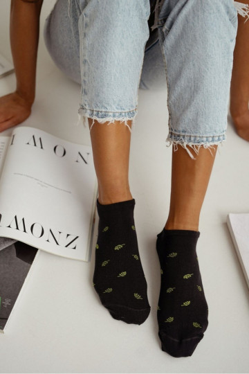 Chaussettes pour femmes noires avec des feuilles