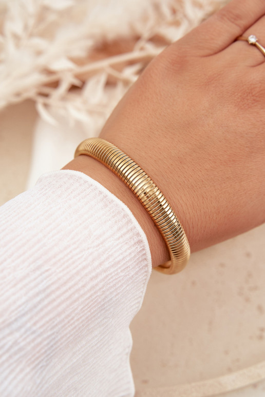 Un bracelet Féminin en acier inoxydable couleur dorée