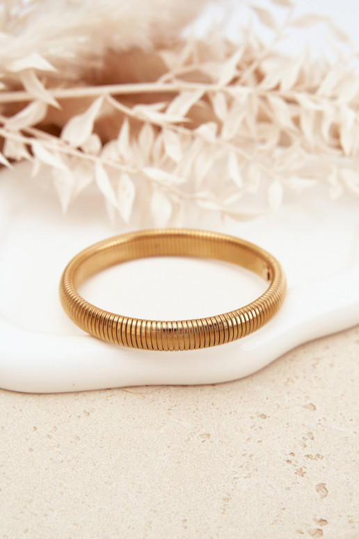 Un bracelet Féminin en acier inoxydable couleur dorée