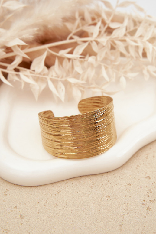 Un bracelet Féminin en acier inoxydable couleur dorée