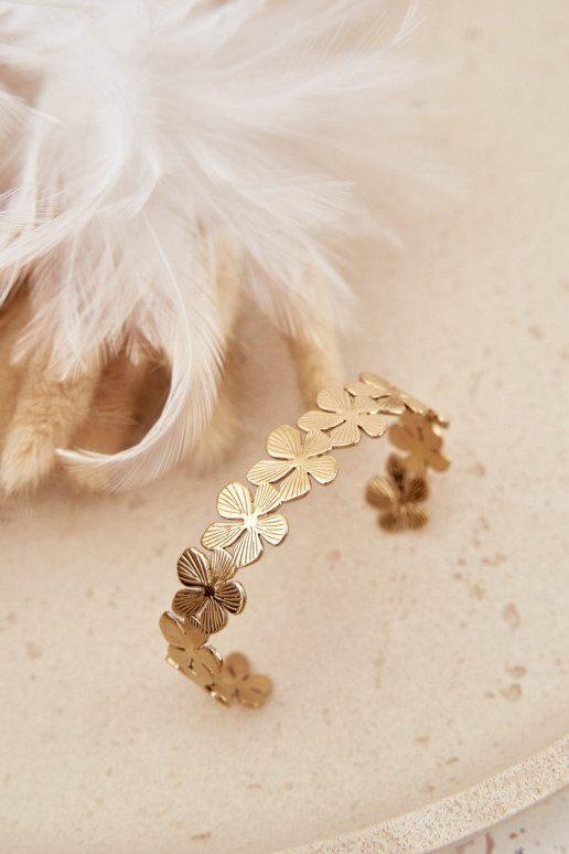 Un bracelet Féminin en acier inoxydable avec des fleurs couleur dorée