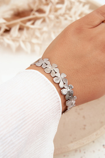 Un bracelet Féminin en acier inoxydable avec des fleurs couleur argent