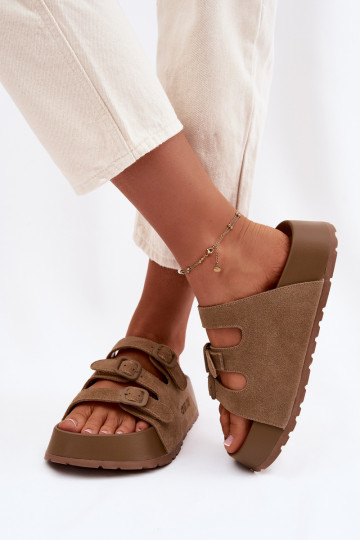 Pantoufles pour femmes avec une plateforme avec des bandes Big Star TT274530 marron