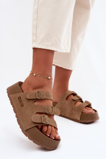 Pantoufles pour femmes avec une plateforme avec des bandes Big Star TT274530 marron 2