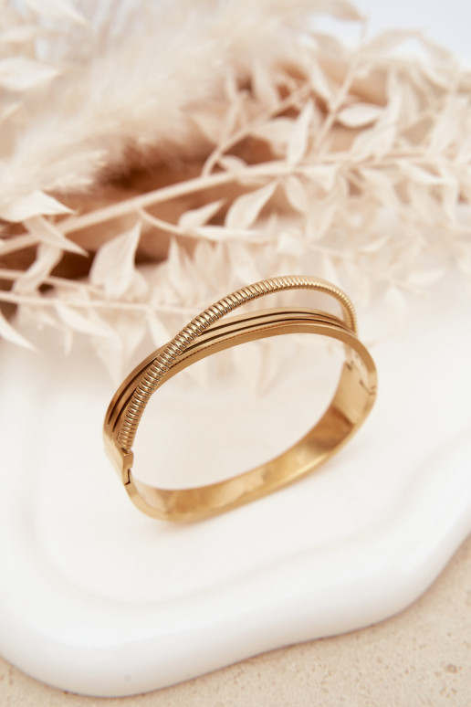 Féminin Un bracelet en acier inoxydable couleur dorée