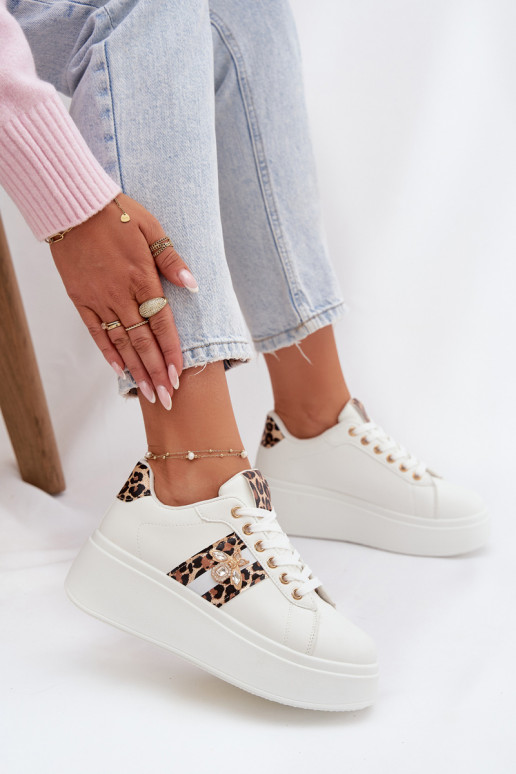 Chaussures modèle baskets Féminin avec une plateformePrzypinką couleur blanche avec des motifs en fourrure de léopard Palvessa